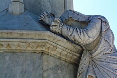 estatua de virgen maria orando fondo