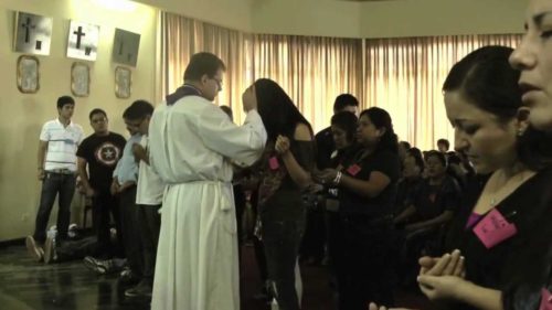 padre dirk kranz imponiendo manos