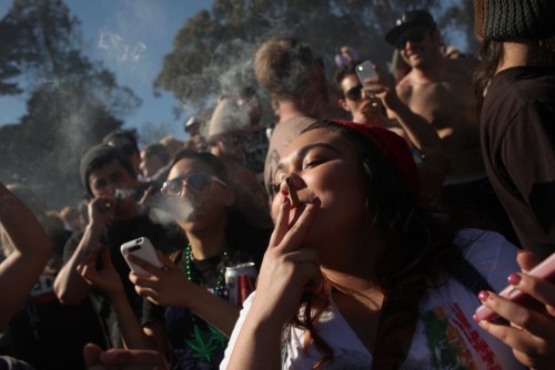 mujeres fumando marihuana