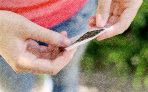 manos de mujer armando porro de marihuana