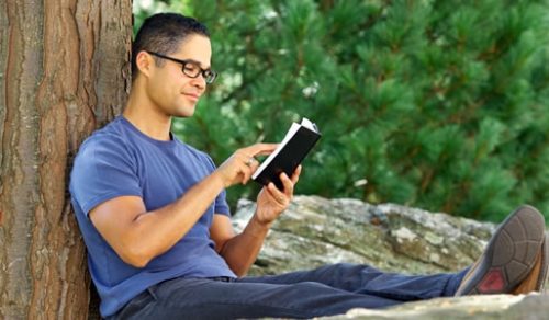 hombre meditando la biblia