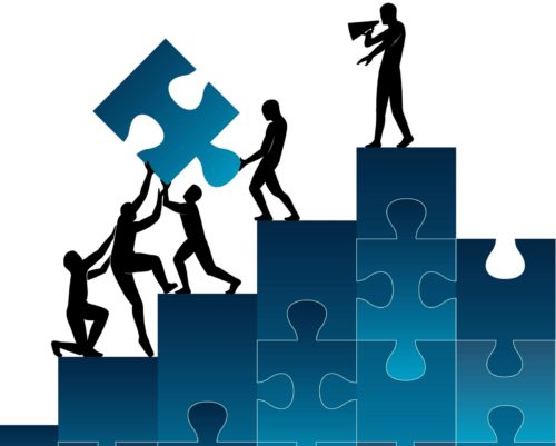 puzzle de hombres construyendo y cooperando