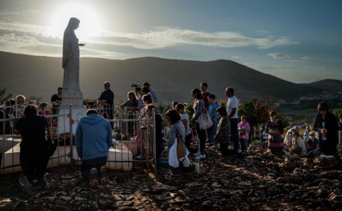 estatua de medjugorje en la colina de las apariciones fondo