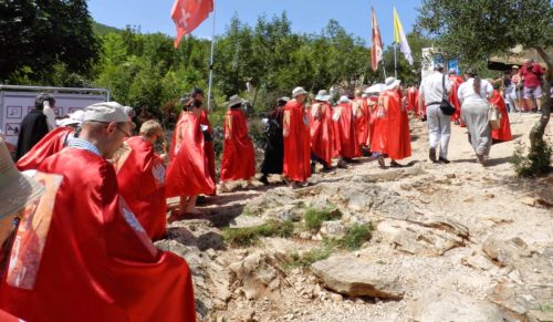 Knights Of Christ The King subiendo el monte kricevac en medjugorje fondo