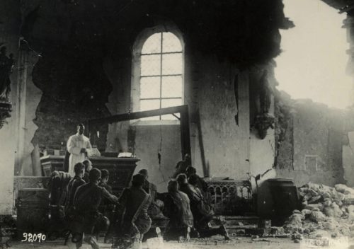 misa en iglesia destruida