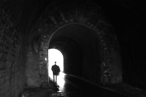 hombre en un tunel experiencia cercana a la muerte