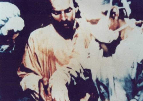 jesus al lado de un cirujano