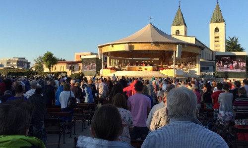 misa aire libre medjugorje fondo