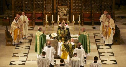 curas y asistentes en misa ad orientem fondo