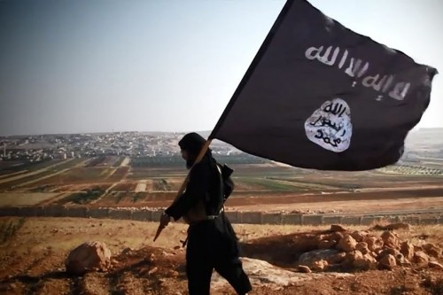 musulman-con-bandera-del-estado-islamico-500x333