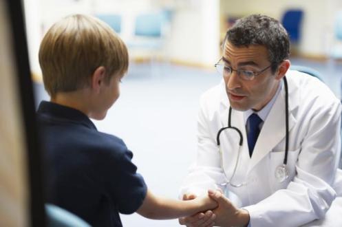 pediatra con adolescente