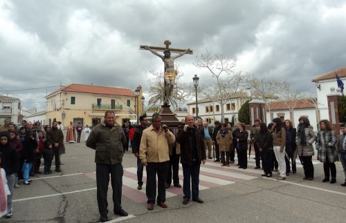procesion con cristo crucificado