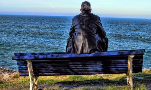 hombre de espalda mirando el mar fondo