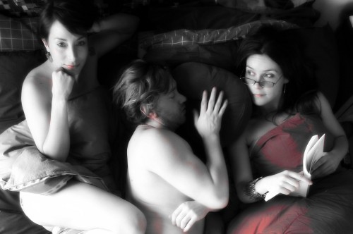 trio en una cama revolucion sexual fondo