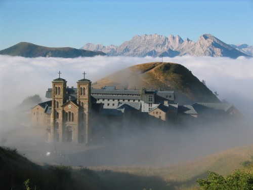 santuario de la salette entre nubes fondo