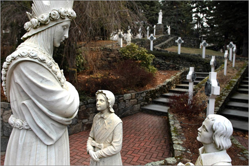 estatua de la salette con pastorcitos