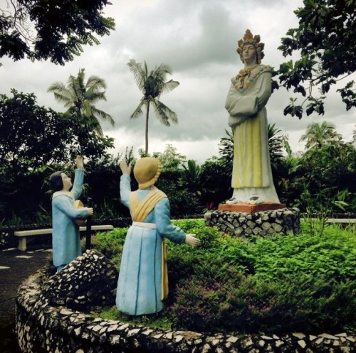 estatua de colores de la salette y videntes