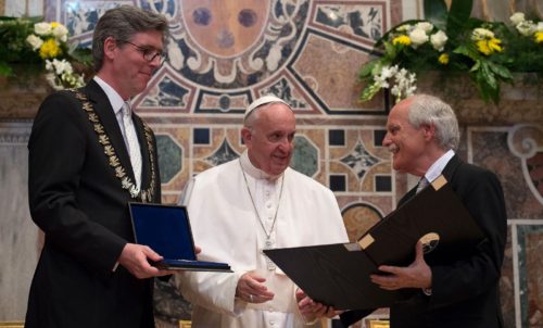 entrega del premio carlomagno a francisco fondo