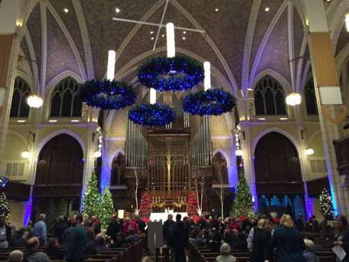 corona-de-adviento-gigante-en-iglesia