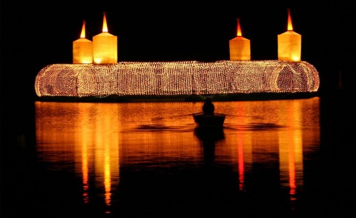 velas de adviento flotando fondo
