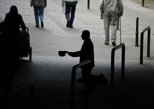 hombre pidiendo en la calle