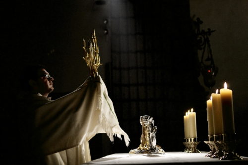 sacerdote mostrando el santisimo fondo