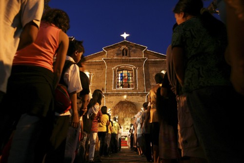 misa de noche fieles de espalda fondo