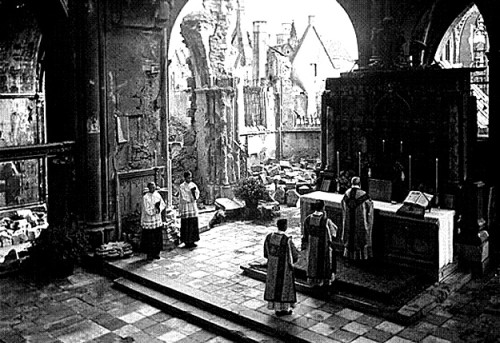 misa en iglesia destruida
