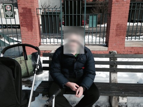 Sentado en el parque ya gordo por las medicinas y sin luz en su cara
