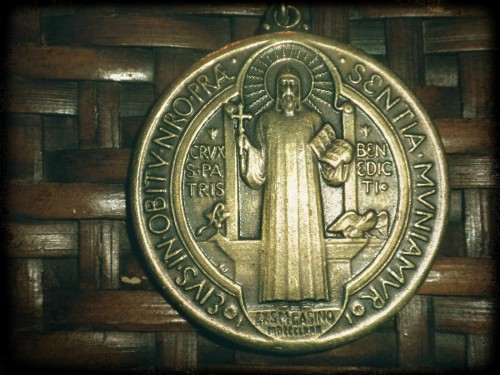 frente de la medalla de san benito fondo