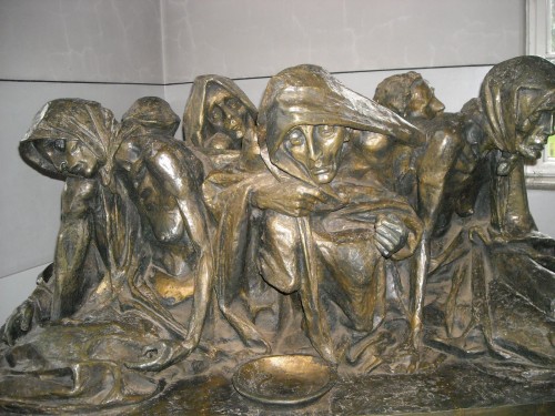 estatua de mujeres sufriendo fondo