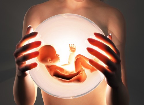mujer con bebe en bola de cristal