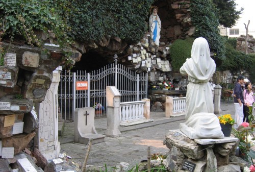 estatua lourdes berbardita