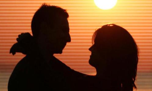 pareja-silueta-atardecer