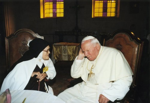 Juan-Pablo-II-y-Lucia-dos-santos