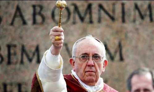 Papa-Francisco-esparciendo-agua-bendita