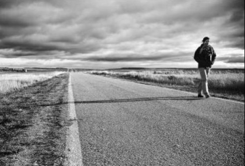 hombre caminando por carretera