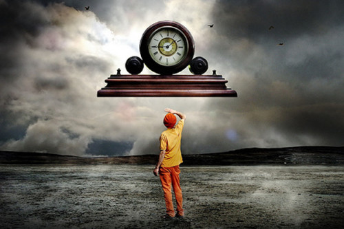 hombre mirando un reloj