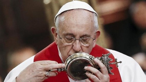 papa besando el relicario de san genaro
