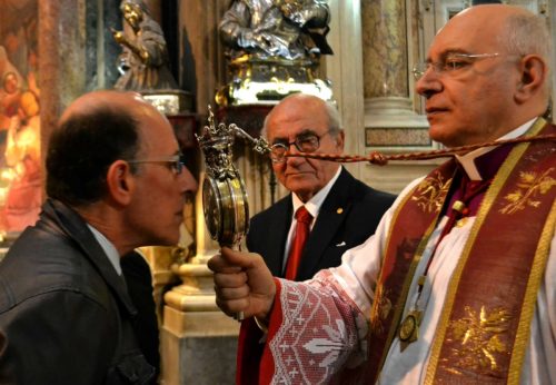 beso a reliquia de la sangre de san genaro
