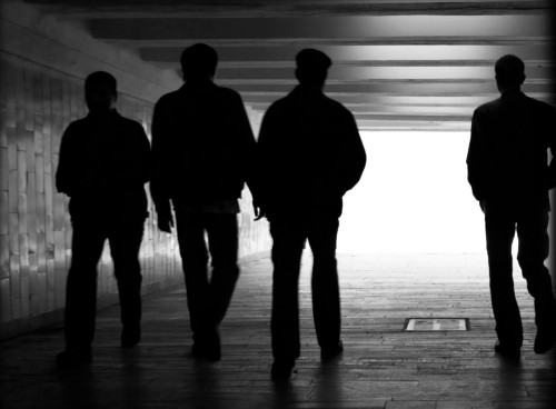 4 hombres en un tunel