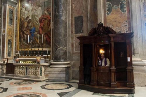 EL PAPA FRANCISCO SE CONFIESA DE RODILLAS EN EL VATICANO