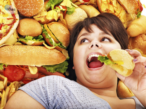 mujer comiendo hamburguesa