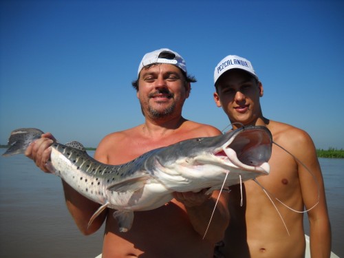 hombres con un pescado