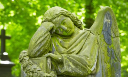estatua de angel pensativo
