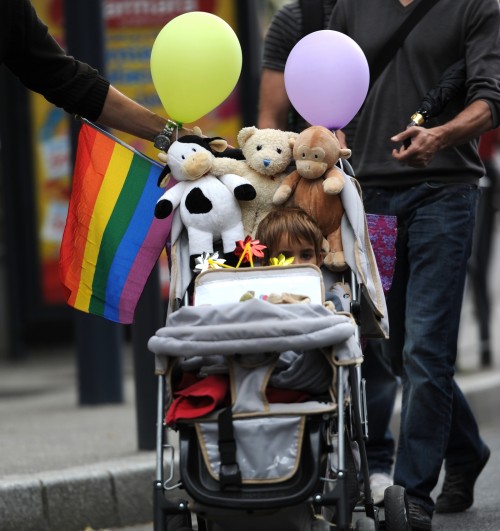 orgullo gay y carrito de ninos