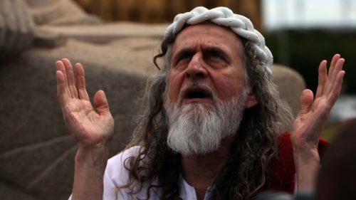 inri cristo rezando