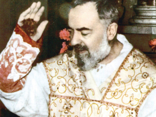 padre pio con estigmas