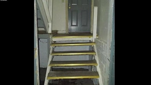 escalera al sotano de la casa poseida