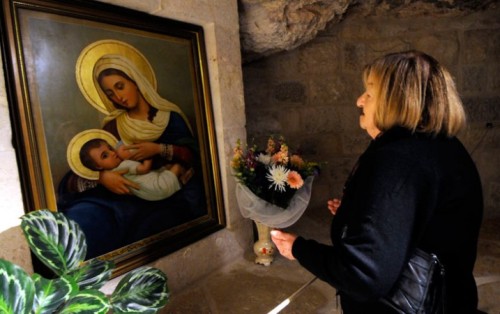 mujer con flores en gruta de la leche
